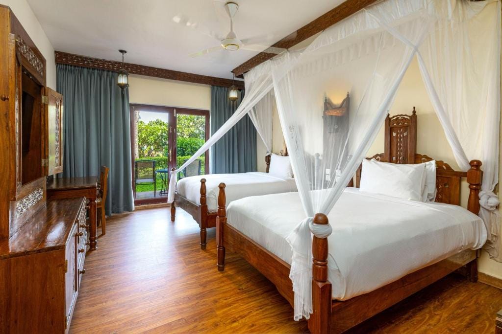 GUEST ROOM-2 TWINS,PARTIAL OCEAN,BALCONY